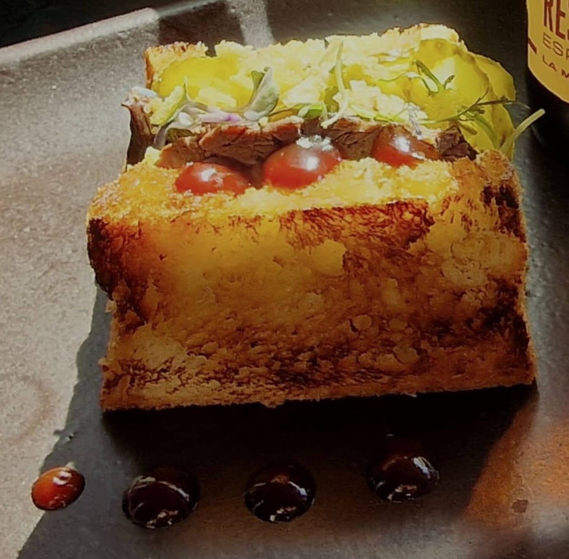 Brioche de pecho de ternera ahumado a baja temperatura con encurtidos y barbacoa de cacao